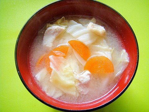 キャベツとニンジン鶏むね肉の味噌汁